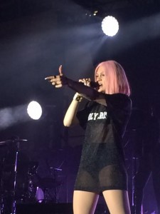 A no-zoom pic of the lady of the hour. Jessie J sports gig-specific apparel at each of her venues, so she was rocking some HC school spirit